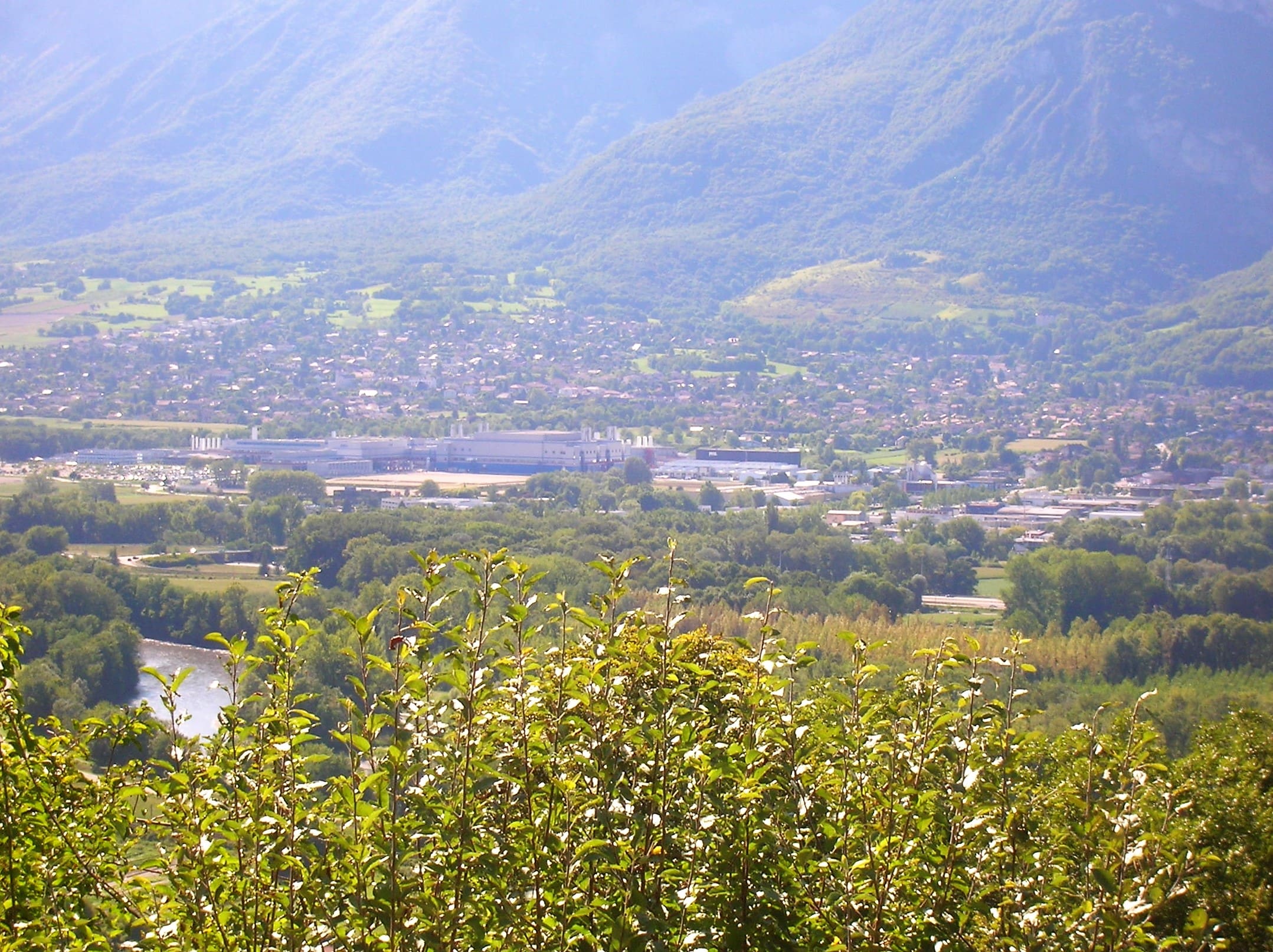 You are currently viewing Microélectronique : une randonnée militante dénonce l’accaparement de l’eau par l’industrie des puces en Isère