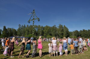 Lire la suite à propos de l’article Midsommar : la Suède a célébré hier sa fête la plus emblématique entre traditions ancestrales et communion avec la nature