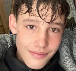 Lire la suite à propos de l’article Narbonne : cinq jeunes mis en examen après la mort de Louis, 17 ans, victime d’un violent guet-apens