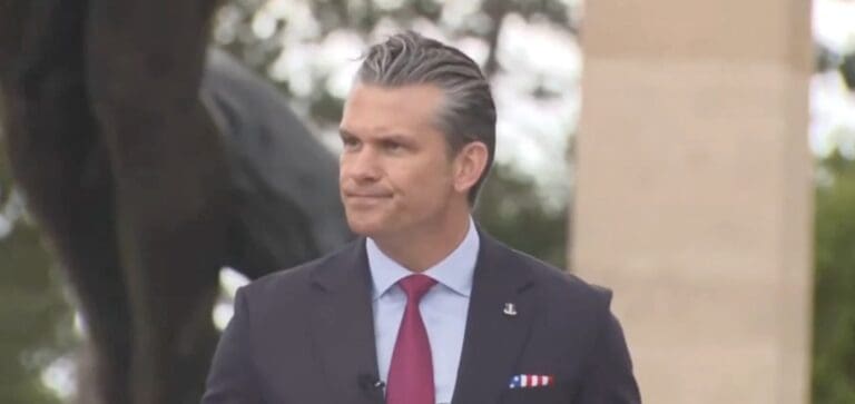 Lire la suite à propos de l’article Pete Hegseth : en Normandie, son discours sur l’immigration et la défense européenne ravive la polémique