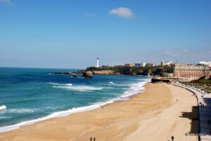 Lire la suite à propos de l’article Plongeuse tuée à Biarritz : le drame de la falaise de Miramar relance les inquiétudes sur l’érosion du littoral basque