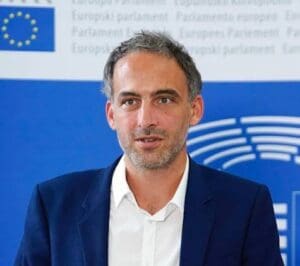 Lire la suite à propos de l’article Raphaël Glucksman veut s’imposer comme le candidat incontournable de la gauche pour les présidentielles de 2027