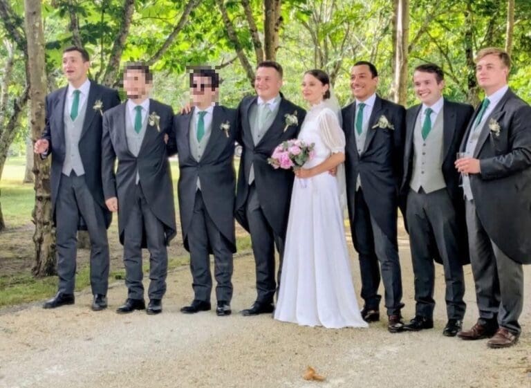 Lire la suite à propos de l’article Rassemblement national : un mariage relance les questions sur les liens avec l’ultradroite