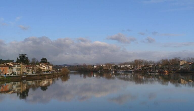 Lire la suite à propos de l’article Saône : où en est l’enquête après la découverte d’un corps lesté par une chaîne près de Neuville-sur-Saône ?
