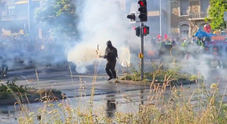 Lire la suite à propos de l’article Sommet du G7 : des affrontements éclatent à Genève lors d’une manifestation No-G7 à la veille de l’ouverture d’Évian