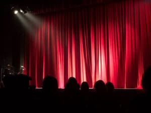 Lire la suite à propos de l’article Théâtre : la déprogrammation de « Passeport » à Castres déclenche une polémique nationale sur la liberté culturelle