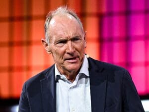 Lire la suite à propos de l’article Internet & IA : Tim Berners-Lee alerte sur les dérives de l’intelligence artificielle et appelle à « préserver les valeurs du Web »