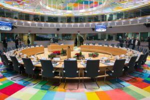 Lire la suite à propos de l’article Union européenne : l’accès de ses sommets bientôt réservé aux influenceurs acquis a ses valeurs