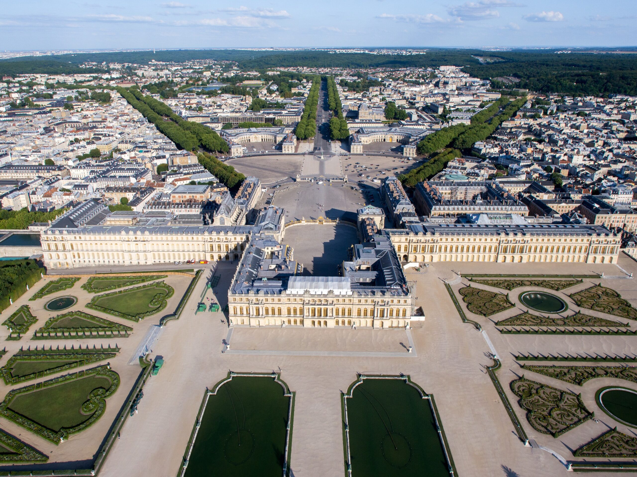You are currently viewing Versailles : pourquoi Emmanuel Macron mise sur un dîner avec Donald Trump après le G7