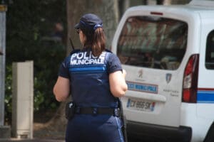 Lire la suite à propos de l’article Violences conjugales : électrocutée et étouffée dans son sommeil en Gironde, une mère sauvée par ses enfants