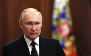 Lire la suite à propos de l’article Russie : Moscou préparerait une « guerre juridique » contre l’Occident, selon le service de renseignement de Lettonie