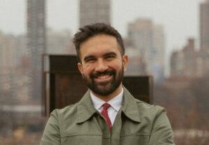 Lire la suite à propos de l’article Zohran Mamdani : après trois victoires aux primaires démocrates, le maire de New York consolide son pouvoir politique