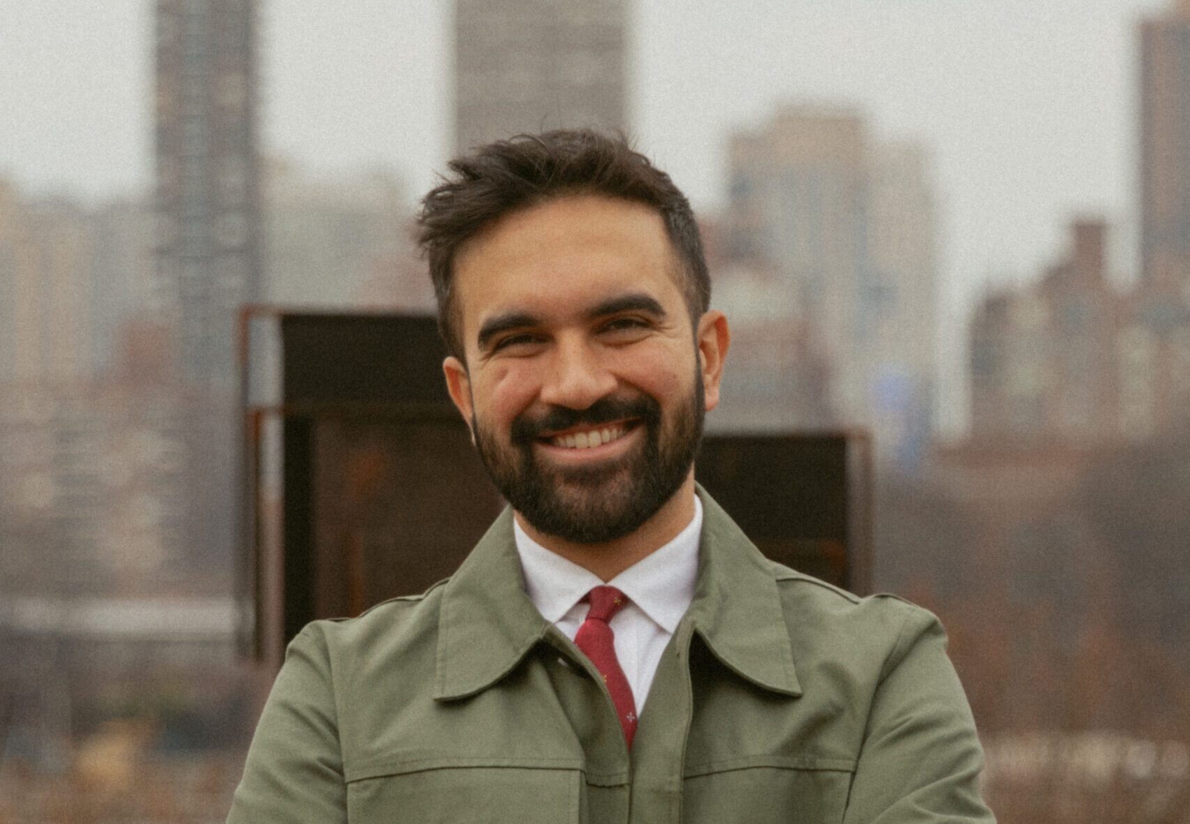 You are currently viewing Zohran Mamdani : après trois victoires aux primaires démocrates, le maire de New York consolide son pouvoir politique