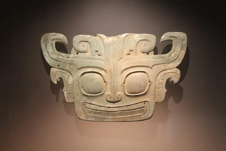 Lire la suite à propos de l’article Fer météoritique : un artefact venu du ciel découvert à Sanxingdui