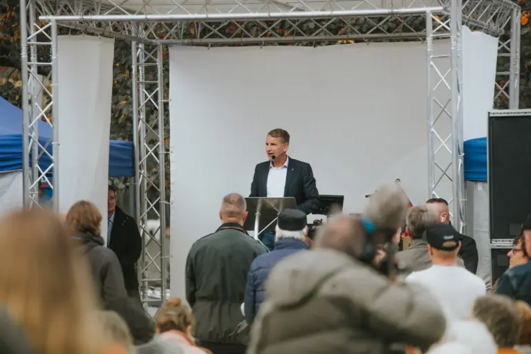 Lire la suite à propos de l’article Allemagne : Björn Höcke divise l’AfD en affirmant que les Allemands de l’Ouest sont américanisés