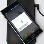 Smartphone posé sur un chargeur à induction sans fil