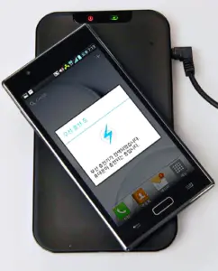 Lire la suite à propos de l’article Charge sans fil : la face cachée de l’adieu au câble USB-C