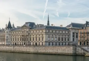 Lire la suite à propos de l’article Mort de Lyhanna : la justice alerte sur une mécanique du bouc émissaire et dénonce une crise systémique