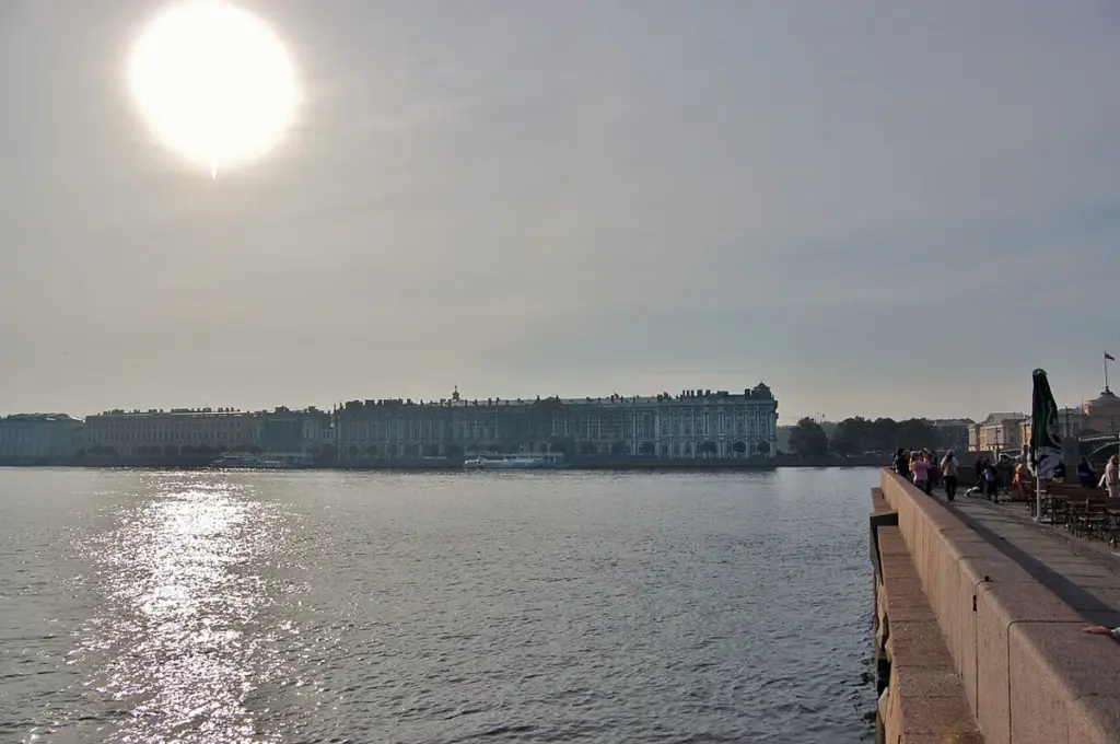 Le quai des Palais à Saint-Pétersbourg, ville hôte du Forum économique international