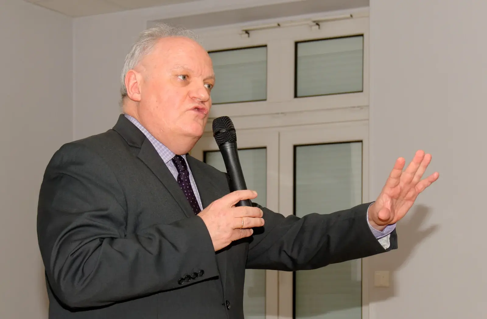 You are currently viewing François Asselineau : le leader de l’UPR part en quête de parrainages pour 2027