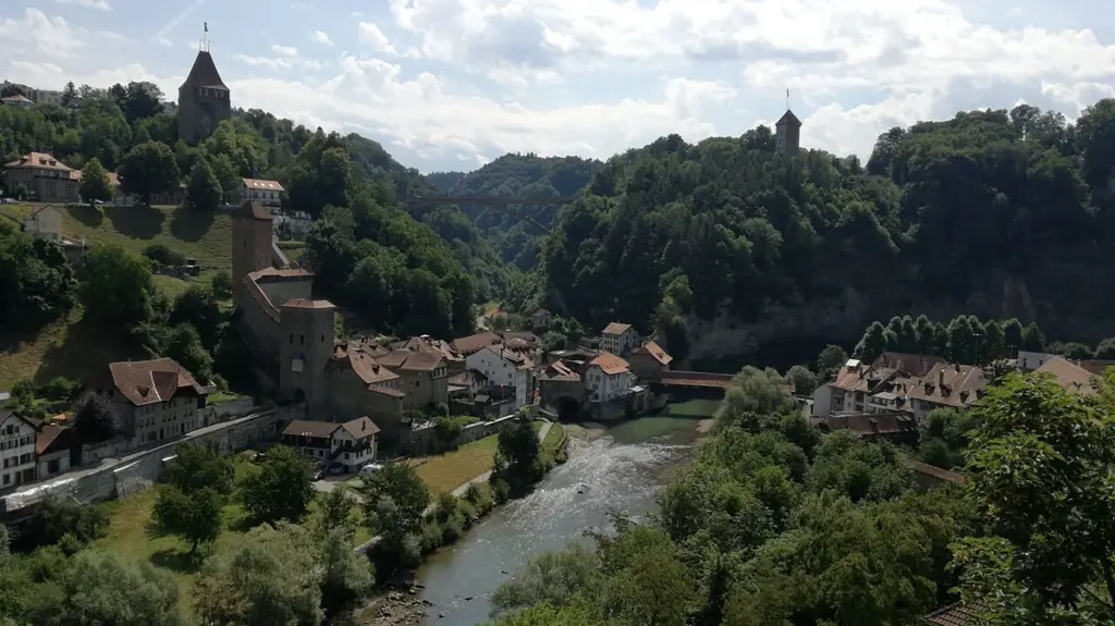 La vieille ville de Fribourg, en Suisse, traversée par la Sarine