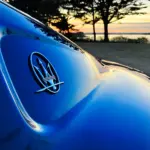 Coupé Maserati au coucher du soleil
