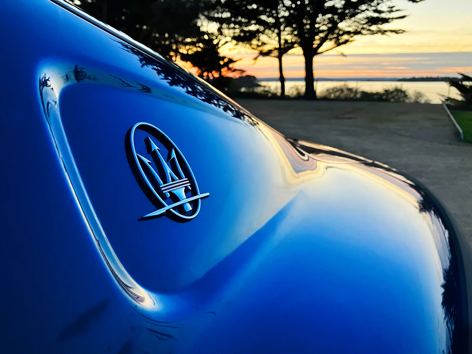 Coupé Maserati au coucher du soleil