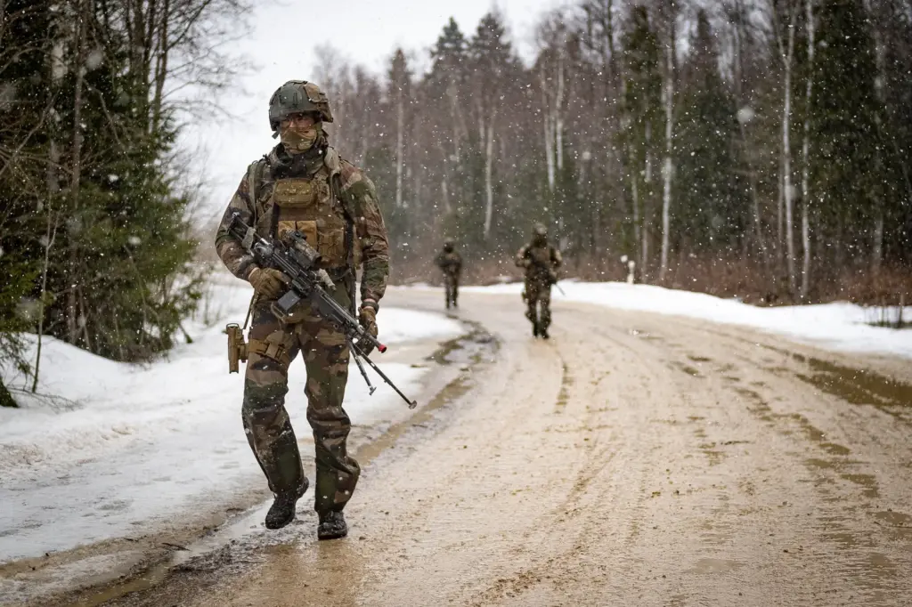 Militaire francais equipe dune mitrailleuse FN Minimi