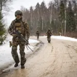 Militaire francais equipe dune mitrailleuse FN Minimi