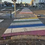 Passage piéton aux couleurs de l'arc-en-ciel