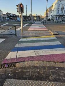 Lire la suite à propos de l’article Passage piéton arc-en-ciel : la préfecture de la Loire hausse le ton