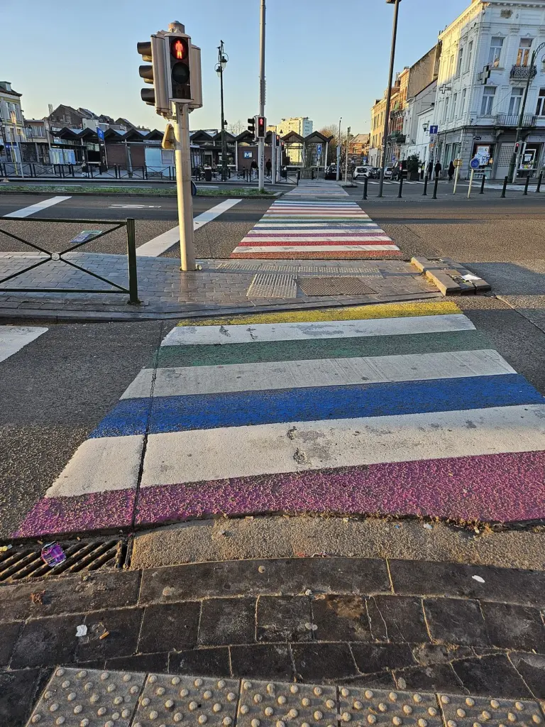 Lire la suite à propos de l’article Passage piéton arc-en-ciel : la préfecture de la Loire hausse le ton