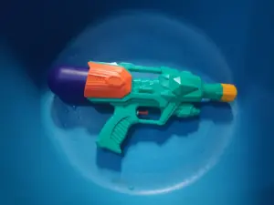 Lire la suite à propos de l’article Pistolet à eau : une mère suisse écope d’un casier judiciaire