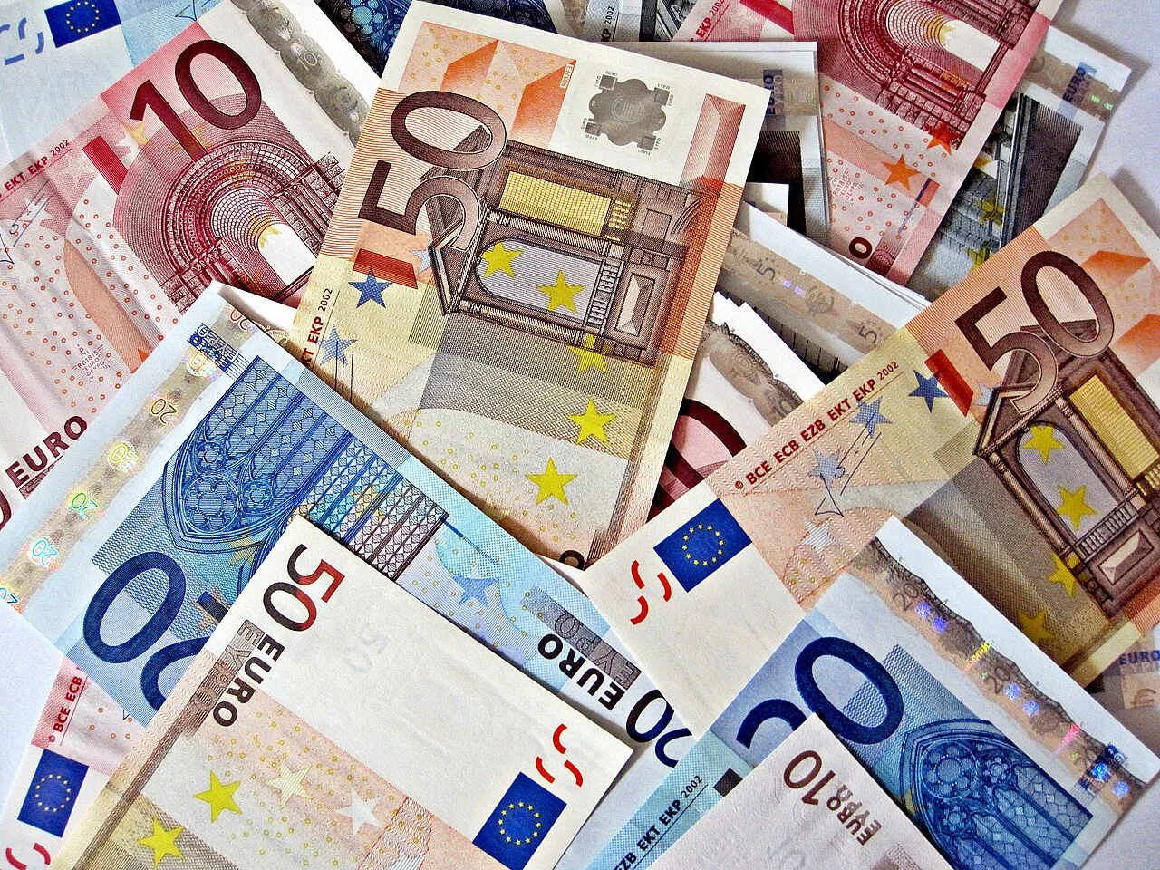 You are currently viewing Paiement en espèces : l’UE fixe un plafond de 10 000 euros en 2027