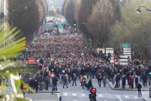 Lire la suite à propos de l’article Allemagne : les militants antifascistes misent sur le dialogue de proximité face à la progression de l’AfD