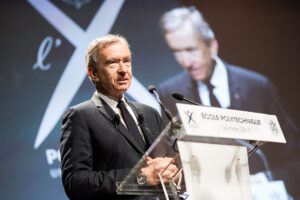 Lire la suite à propos de l’article Bernard Arnault : le patron de LVMH répond avec ironie à l’enquête du Monde sur son empire familial