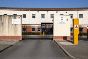 Lire la suite à propos de l’article CRA de Mesnil-Amelot : France terre d’asile accusée d’avoir transformé une salle de repos en salle de prière