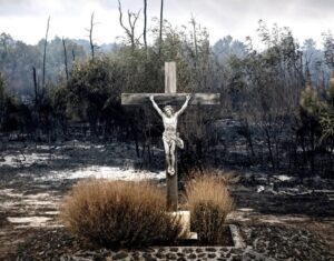 Lire la suite à propos de l’article Crucifix : la photo virale au cœur des incendies en Gironde émeut les internautes