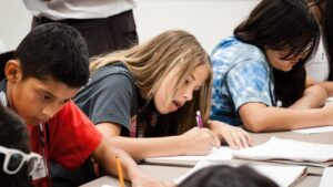 Lire la suite à propos de l’article Éducation nationale : le gouvernement renforce la formation des cadres contre les discriminations anti-LGBT+