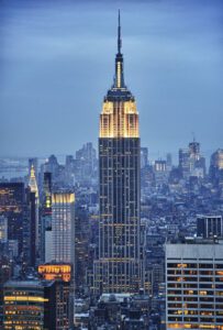 Lire la suite à propos de l’article Empire State Building : une demande en mariage à 443 mètres d’altitude se termine par une arrestation à New York