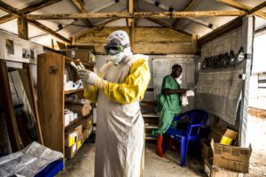 Lire la suite à propos de l’article Épidémie d’Ebola en RDC : l’OMS redoute une flambée incontrôlable, les soignants dénoncent un manque criant de moyens