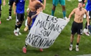 Lire la suite à propos de l’article FIFA : une enquête ouverte après la banderole sur les Malouines brandie par des joueurs argentins
