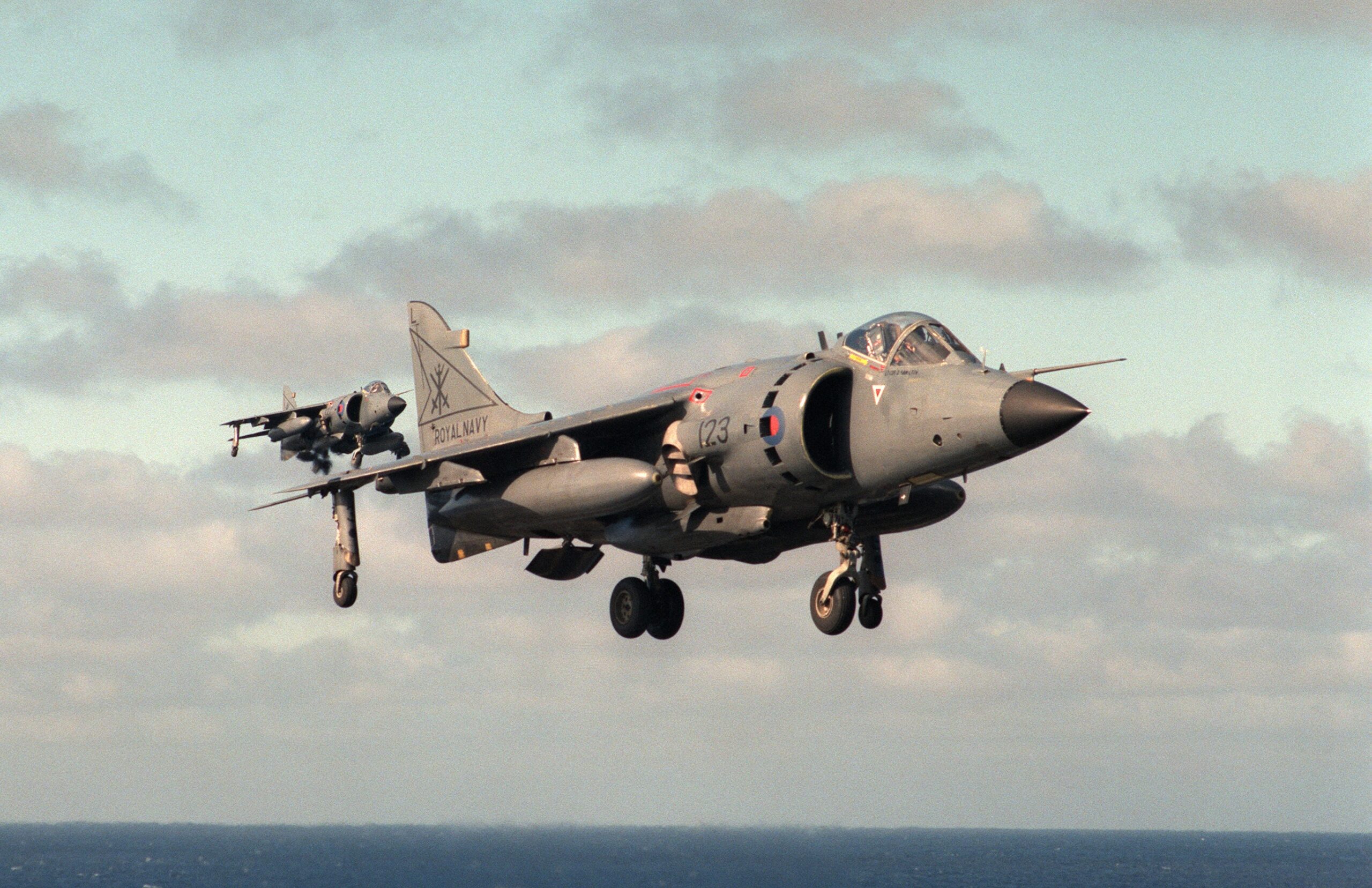 Deux Sea Harrier du 800 Naval Air Squadron, affecté au HMS Illustrious (R06), en 1984. Photo : USN — U.S. DefenseImagery