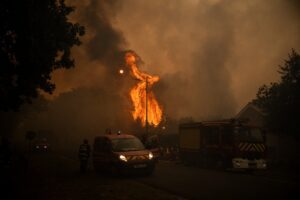 Lire la suite à propos de l’article Incendies en France : plus de 58 000 personnes évacuées, la Gironde et les Landes durement frappées