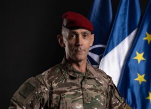 Lire la suite à propos de l’article Jacques de Montgros : l’ancien patron du renseignement militaire, prend la tête de l’Armée de terre