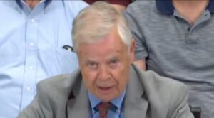 Lire la suite à propos de l’article MKUltra et Operation Paperclip : Stephen Kinzer évoque les liens entre la CIA et d’anciens scientifiques nazis
