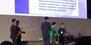 Lire la suite à propos de l’article Médaille Fields 2026 : deux Chinois, un Américain et un Canadien récompensés pour des découvertes exceptionnelles en mathématiques