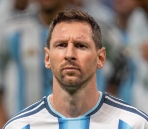 Lire la suite à propos de l’article Messi : la photo où il donne le bain à Lamine Yamal en 2007 refait surface et fascine le monde du football