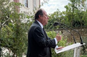 Lire la suite à propos de l’article Présidentielle 2027 : François Hollande prépare son retour et réunit discrètement ses soutiens au Sénat
