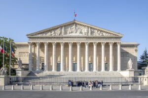 Lire la suite à propos de l’article Protection des enfants : l’Assemblée nationale vote l’imprescriptibilité des crimes commis sur les mineurs
